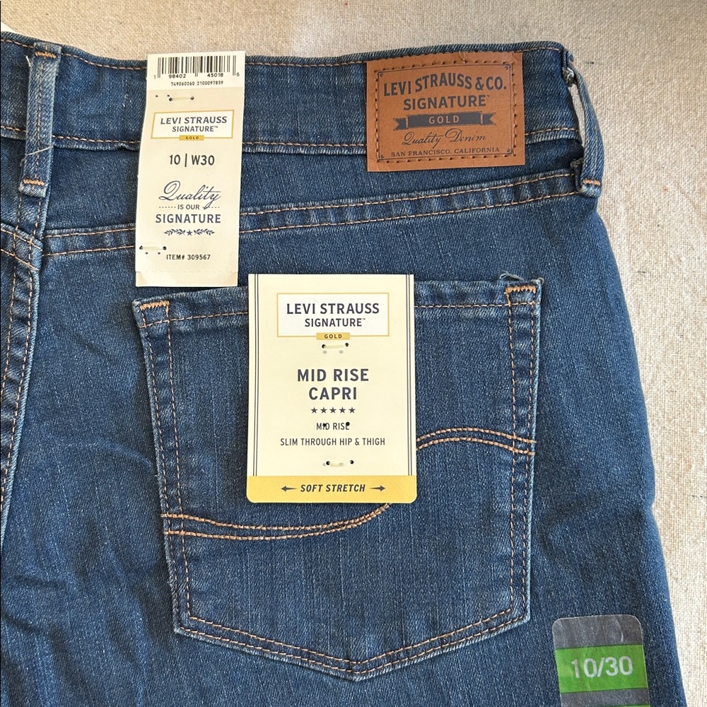Levi Strauss Signature Women’s 10/W30 New With Tags Blue Mid Rise Capri Jeans - Picture 4 of 11